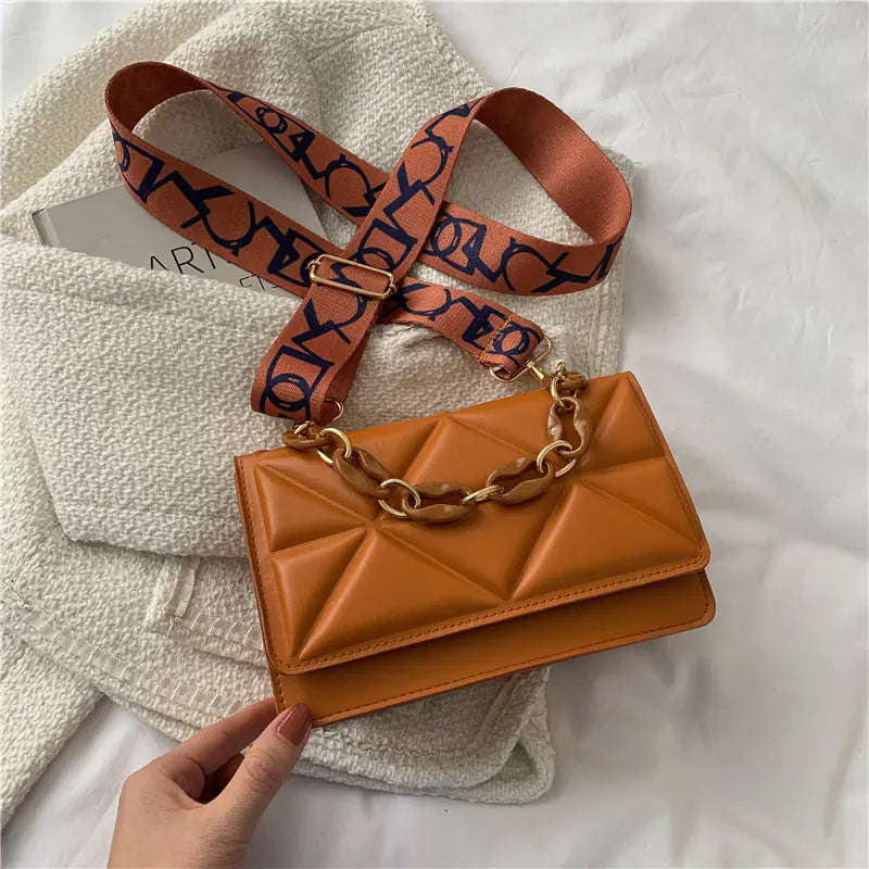 Chic Women's Shoulder Bag - Fall 2022 Fashion Trend
